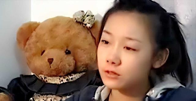 2011年,苏紫紫全裸接受记者采访,并直言:“你敢看我么?”