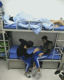 就在今天火车卧铺惊现“裸睡”美女,乘客尴尬提醒:能穿上衣服吗