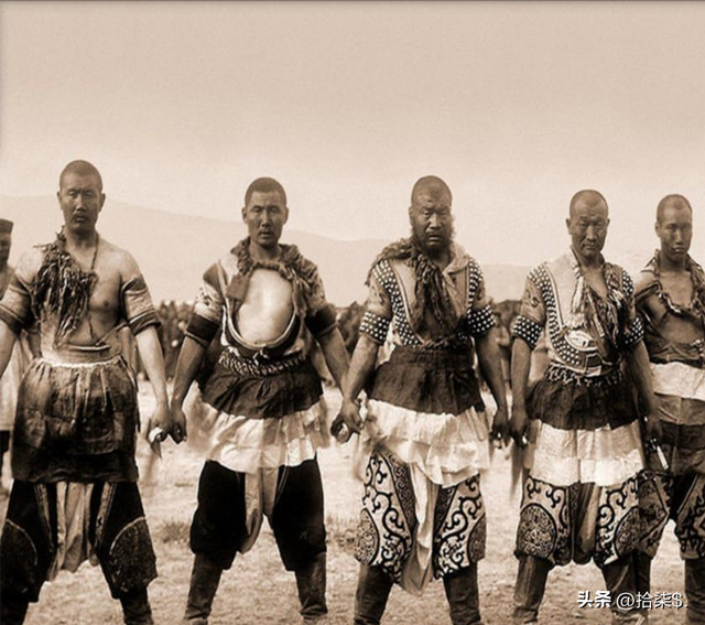 罕见老照片:赤身裸体被围观的洋女人,一丝不挂的女奴被绑在马上