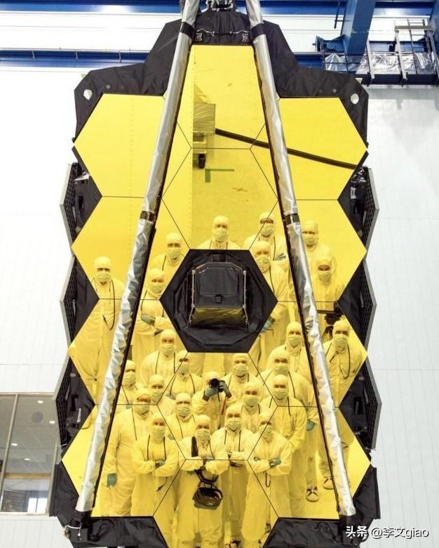 不堪入目老照片:男人搂着女子的胸一顿摸,男人抱着女人一顿热吻