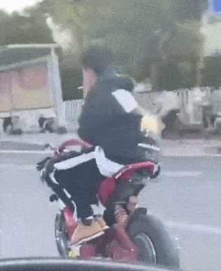 就在今天火车卧铺惊现“裸睡”美女,乘客尴尬提醒:能穿上衣服吗