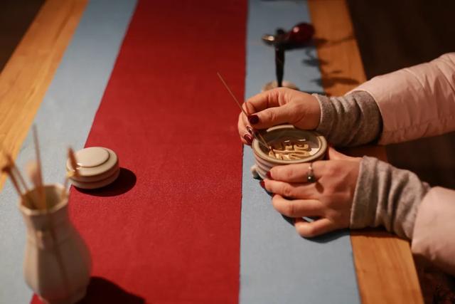 浏阳有位美女制香师,她与香“较劲”了10余年