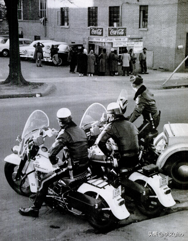 不堪入目老照片:男人搂着女子的胸一顿摸,男人抱着女人一顿热吻