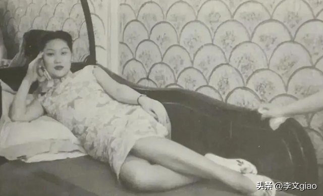 不堪入目老照片:男人搂着女子的胸一顿摸,男人抱着女人一顿热吻