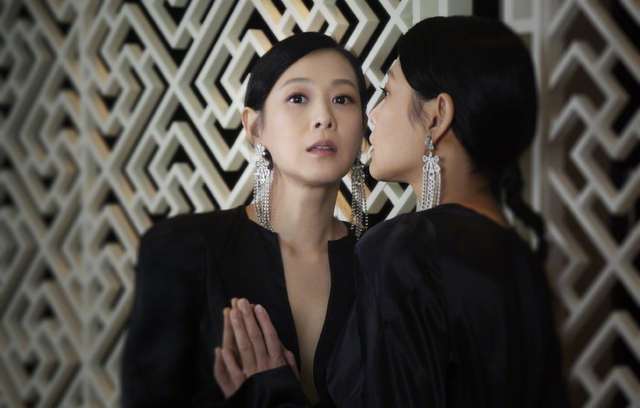 刘若英这“阴沟裙”真是绝了,不仅显身材还高级,气质真让人羡慕