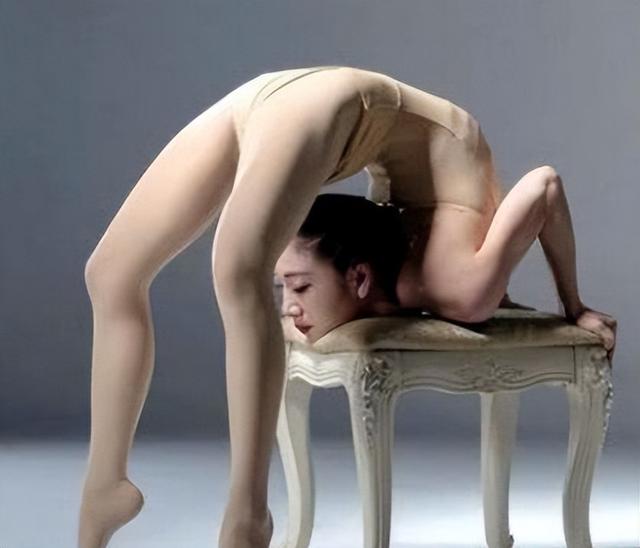 中国柔术美女:身体柔软可轻松摆出各种姿势,令人难以置信