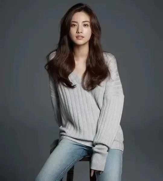 她连续3年被评“世界第一美女”!皮肤白,气质佳,颜值堪称绝美