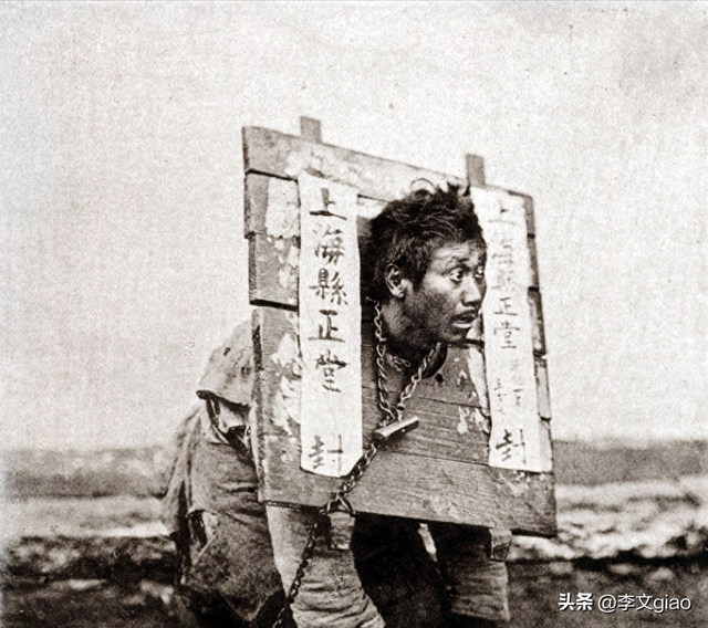 不堪入目老照片:男人搂着女子的胸一顿摸,男人抱着女人一顿热吻