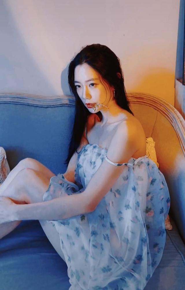 亚洲第一美女克拉拉秀身材,故意把肩带拉下露肩,穿短裙秀大长腿