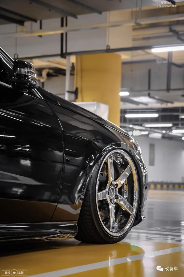 VIP范十足的奔驰E级W212,改装让车子变得更加年轻、更有气质