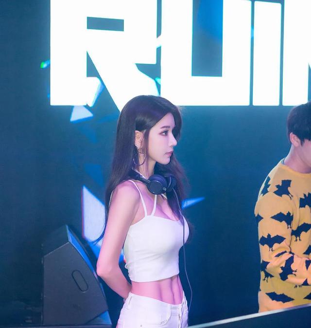 37岁美女DJ燃爆全场,而网友竟都在馋她的身子