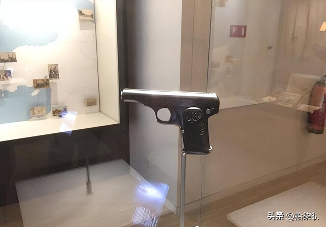 罕见老照片:赤身裸体被围观的洋女人,一丝不挂的女奴被绑在马上