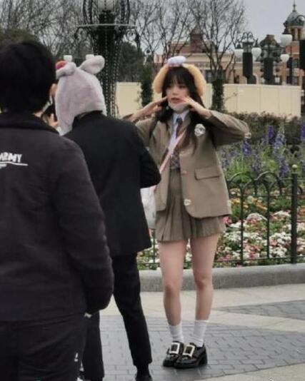 20岁欧阳娜娜近照,小腹凸起小腿显粗,还被拍成一米五,太扎心