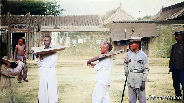 不堪入目老照片:男人搂着女子的胸一顿摸,男人抱着女人一顿热吻