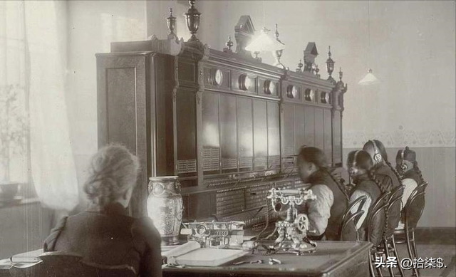 罕见老照片:赤身裸体被围观的洋女人,一丝不挂的女奴被绑在马上