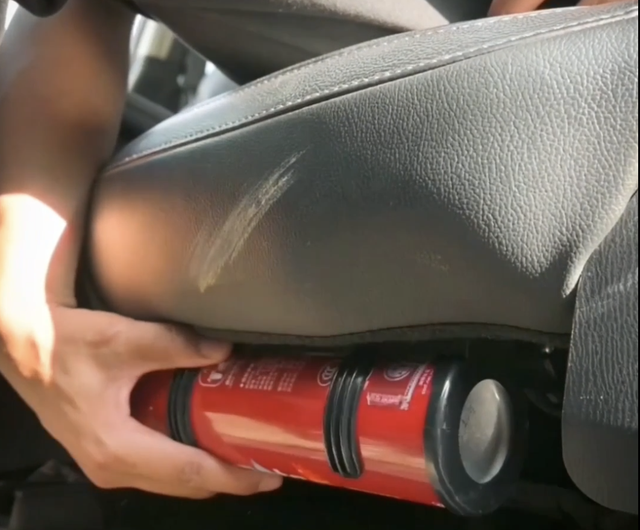 底盘“喷火”、烧得只剩铁架!车辆自燃到底该咋办?