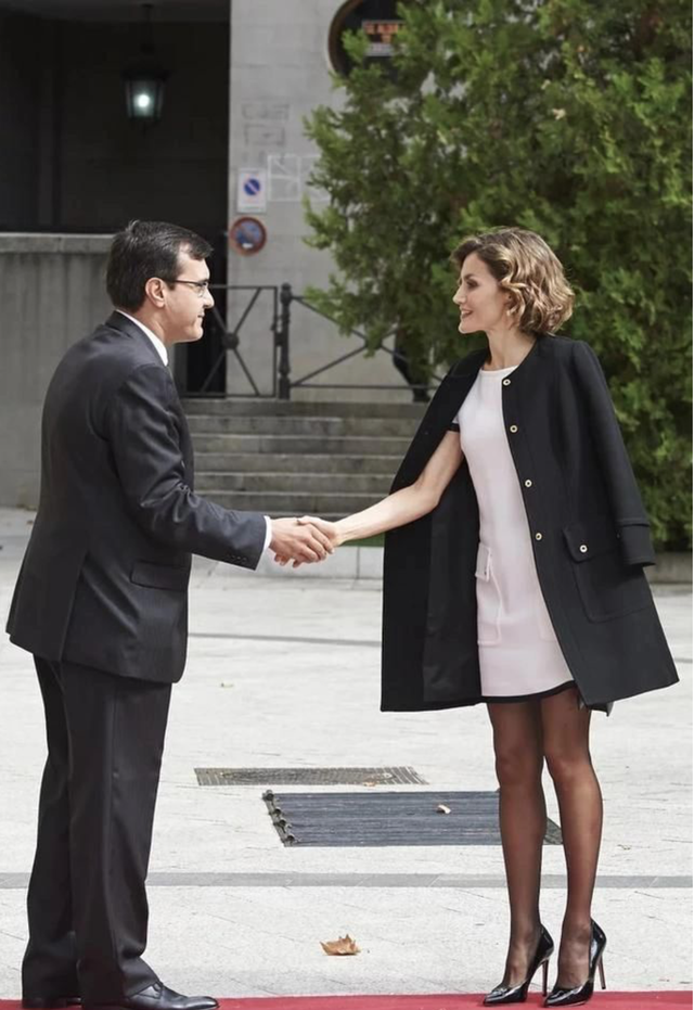 有种“气质”叫莱后剪了个短发!即使穿旧衣,也依然优雅到骨子里