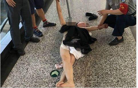 女子在轻轨上疯狂撕咬陌生乘客,跪地舔食血迹,还脱光衣服……