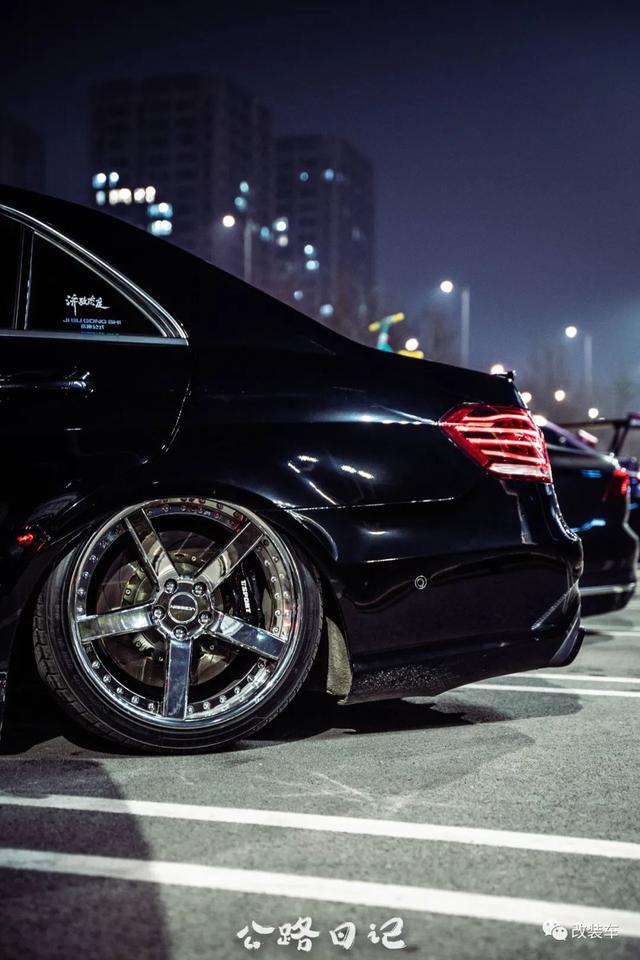 VIP范十足的奔驰E级W212,改装让车子变得更加年轻、更有气质