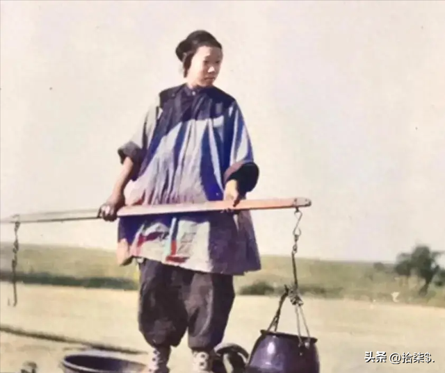 罕见老照片:赤身裸体被围观的洋女人,一丝不挂的女奴被绑在马上