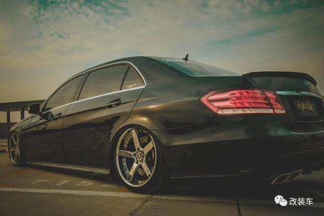 VIP范十足的奔驰E级W212,改装让车子变得更加年轻、更有气质