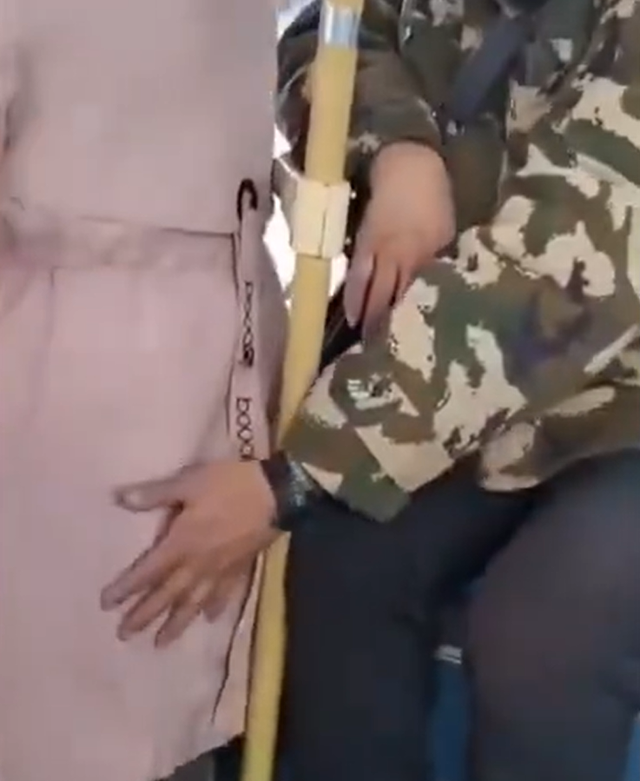 “咸猪手”!女子在公交上遭男子连续摸臀,交通服务热线:遇此情况及时向司机反馈