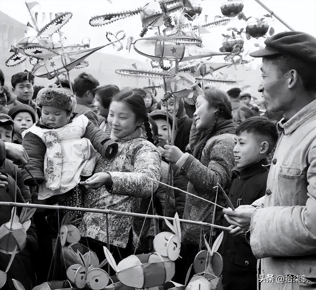 罕见老照片:赤身裸体被围观的洋女人,一丝不挂的女奴被绑在马上
