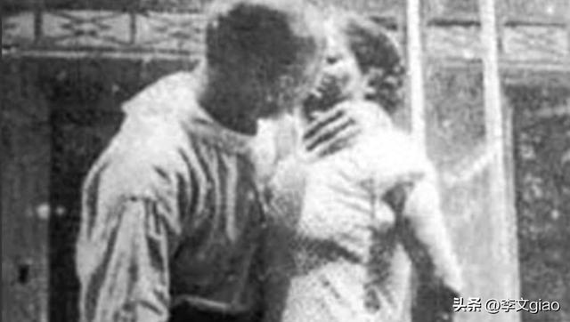 不堪入目老照片:男人搂着女子的胸一顿摸,男人抱着女人一顿热吻