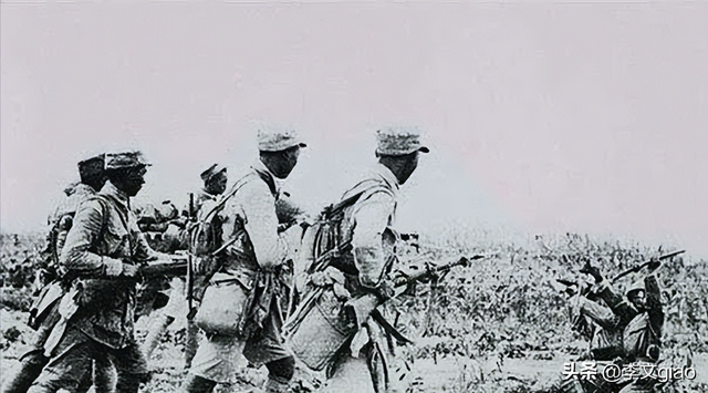 不堪入目老照片:男人搂着女子的胸一顿摸,男人抱着女人一顿热吻