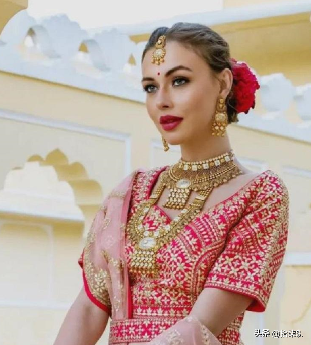 罕见老照片:赤身裸体被围观的洋女人,一丝不挂的女奴被绑在马上