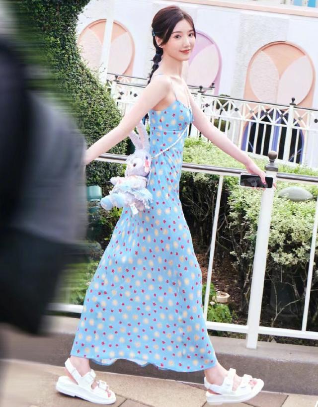 没想到,今夏“露奶裙”又火了,时髦性感好养眼,连杨幂都上头了