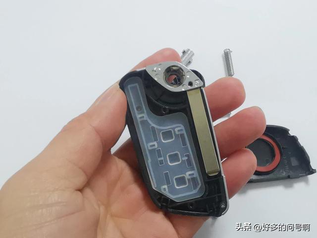 北汽绅宝车钥匙外壳拆解流程,昌河遥控器教你怎么更换电池。