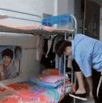 就在今天火车卧铺惊现“裸睡”美女,乘客尴尬提醒:能穿上衣服吗