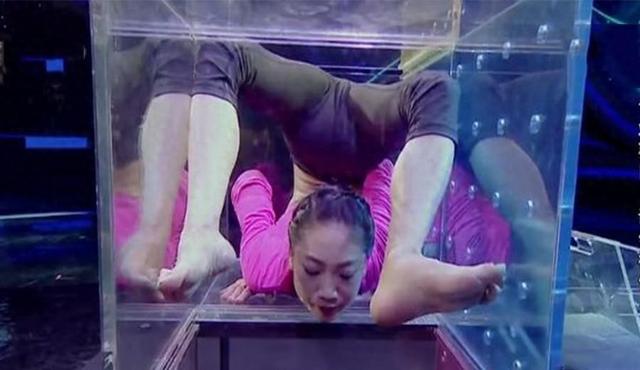 中国柔术美女:身体柔软可轻松摆出各种姿势,令人难以置信