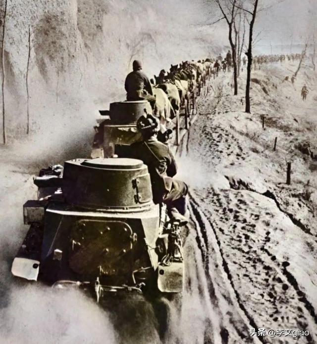 不堪入目老照片:男人搂着女子的胸一顿摸,男人抱着女人一顿热吻