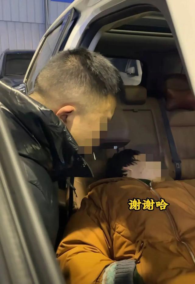 女子卖车后反悔,强行在车里吃喝拉撒睡90小时,车商:已经变成“尿泡车”