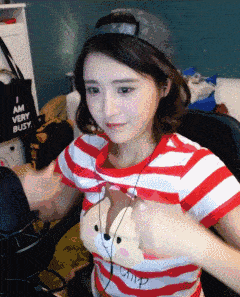 就在今天火车卧铺惊现“裸睡”美女,乘客尴尬提醒:能穿上衣服吗