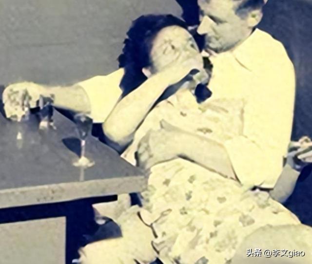 不堪入目老照片:男人搂着女子的胸一顿摸,男人抱着女人一顿热吻