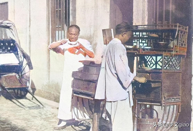 不堪入目老照片:男人搂着女子的胸一顿摸,男人抱着女人一顿热吻