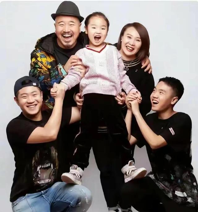 温美玲为儿子再办婚礼!穿红色旗袍美过新娘,和魏三握手引热议