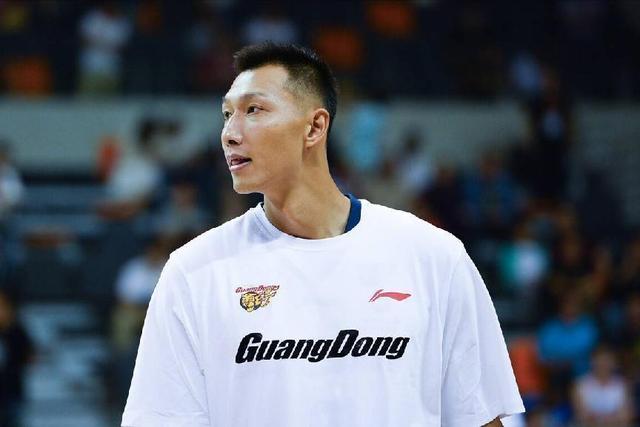 易建联成功背后的女人:身价40亿,后背有纹身,年近50仍维持身材