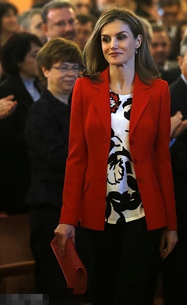 有种“气质”叫莱后剪了个短发!即使穿旧衣,也依然优雅到骨子里