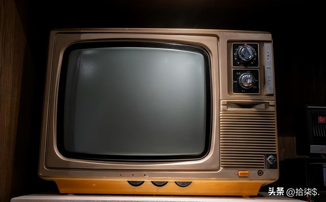 罕见老照片:赤身裸体被围观的洋女人,一丝不挂的女奴被绑在马上