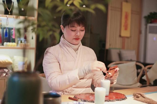 浏阳有位美女制香师,她与香“较劲”了10余年