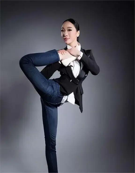中国柔术美女:身体柔软可轻松摆出各种姿势,令人难以置信