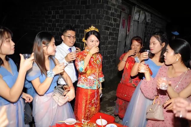 婚礼上女子遭受四名男子轮番侮辱!