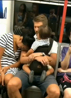 就在今天火车卧铺惊现“裸睡”美女,乘客尴尬提醒:能穿上衣服吗