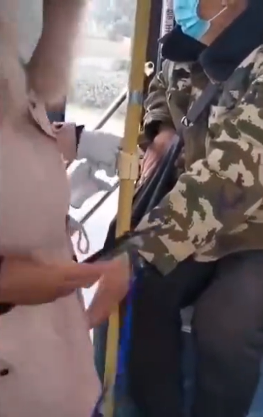 “咸猪手”!女子在公交上遭男子连续摸臀,交通服务热线:遇此情况及时向司机反馈