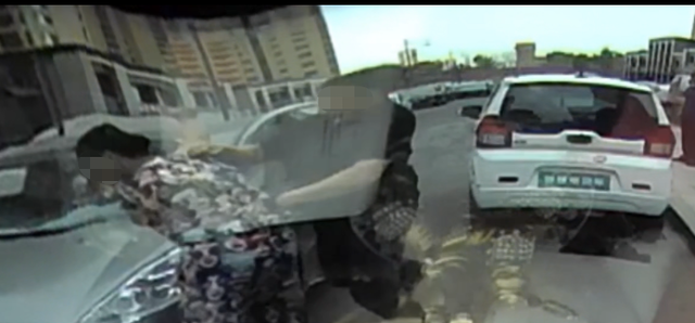 青岛错车纠纷引是否“正当防卫风波”:男司机被控拳打女方胸部,辩称遭追打后防卫