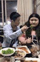 就在今天火车卧铺惊现“裸睡”美女,乘客尴尬提醒:能穿上衣服吗